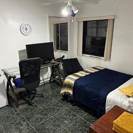 Snug Minimalist Full Bed With 50 Inch Smart Tv, Netflix, Airplay, Mini-Fridge, And 500 Mbps Wifi Near Fiu, Dolphin Mall, Airport Miami Extérieur photo