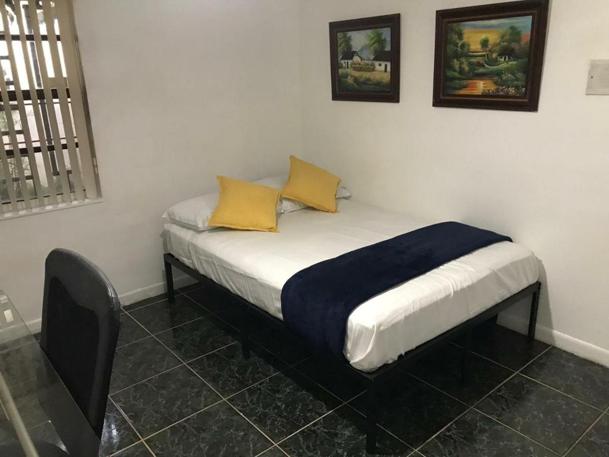 Snug Minimalist Full Bed With 50 Inch Smart Tv, Netflix, Airplay, Mini-Fridge, And 500 Mbps Wifi Near Fiu, Dolphin Mall, Airport Miami Extérieur photo