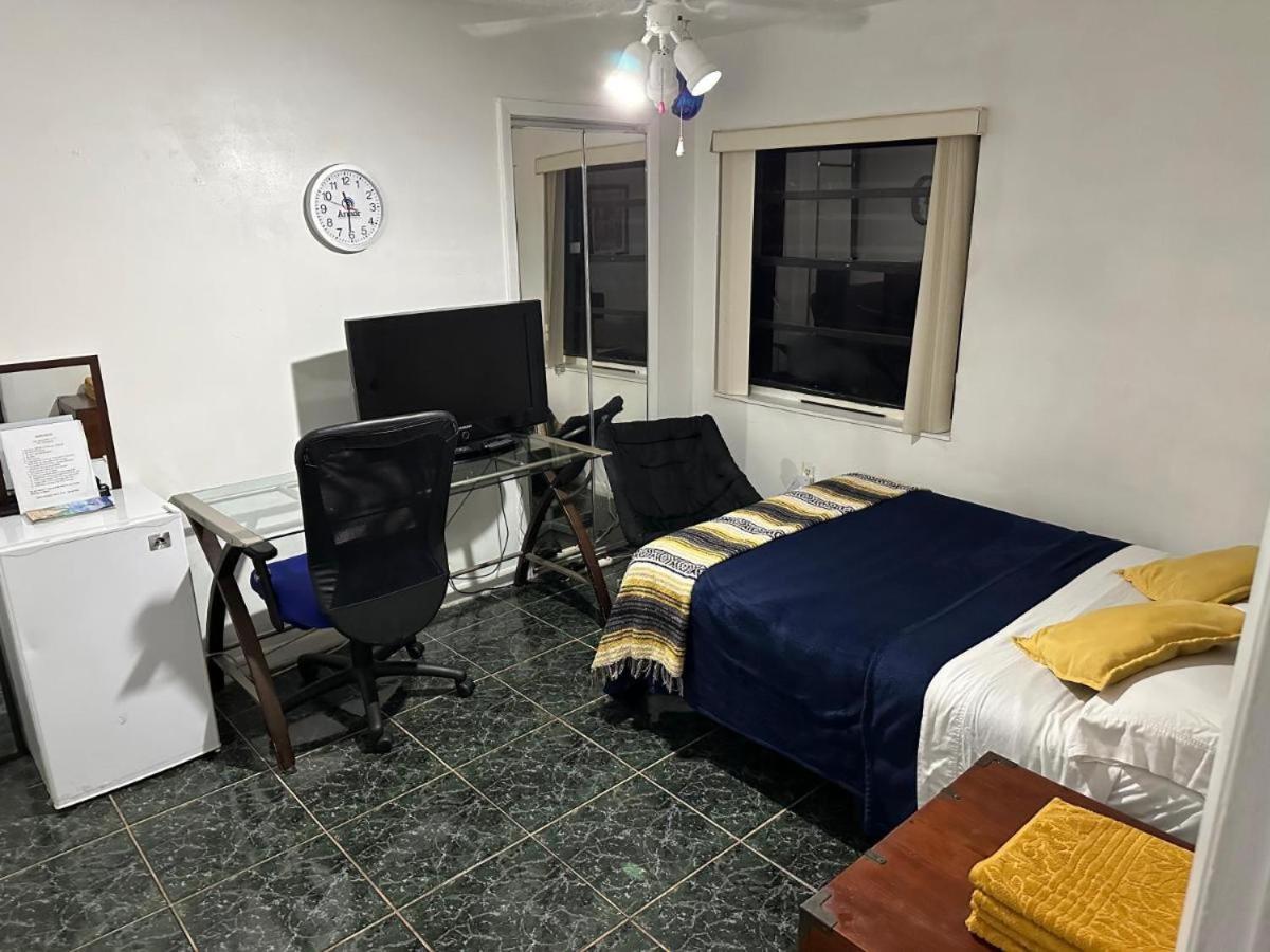 Snug Minimalist Full Bed With 50 Inch Smart Tv, Netflix, Airplay, Mini-Fridge, And 500 Mbps Wifi Near Fiu, Dolphin Mall, Airport Miami Extérieur photo